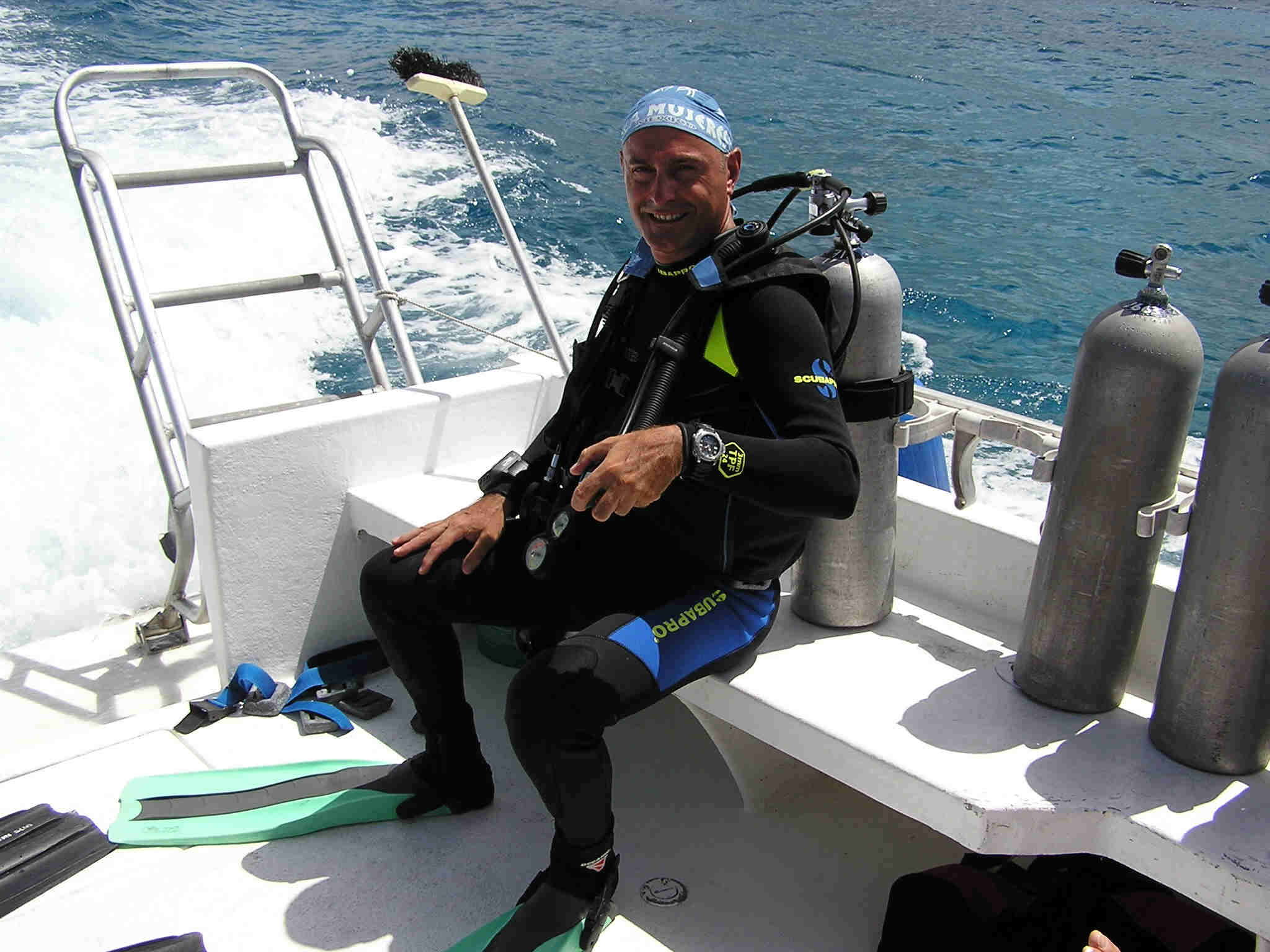 Che figata fare immersioni dalla barca col sole ,il mare turchese e fondali corallini!!!