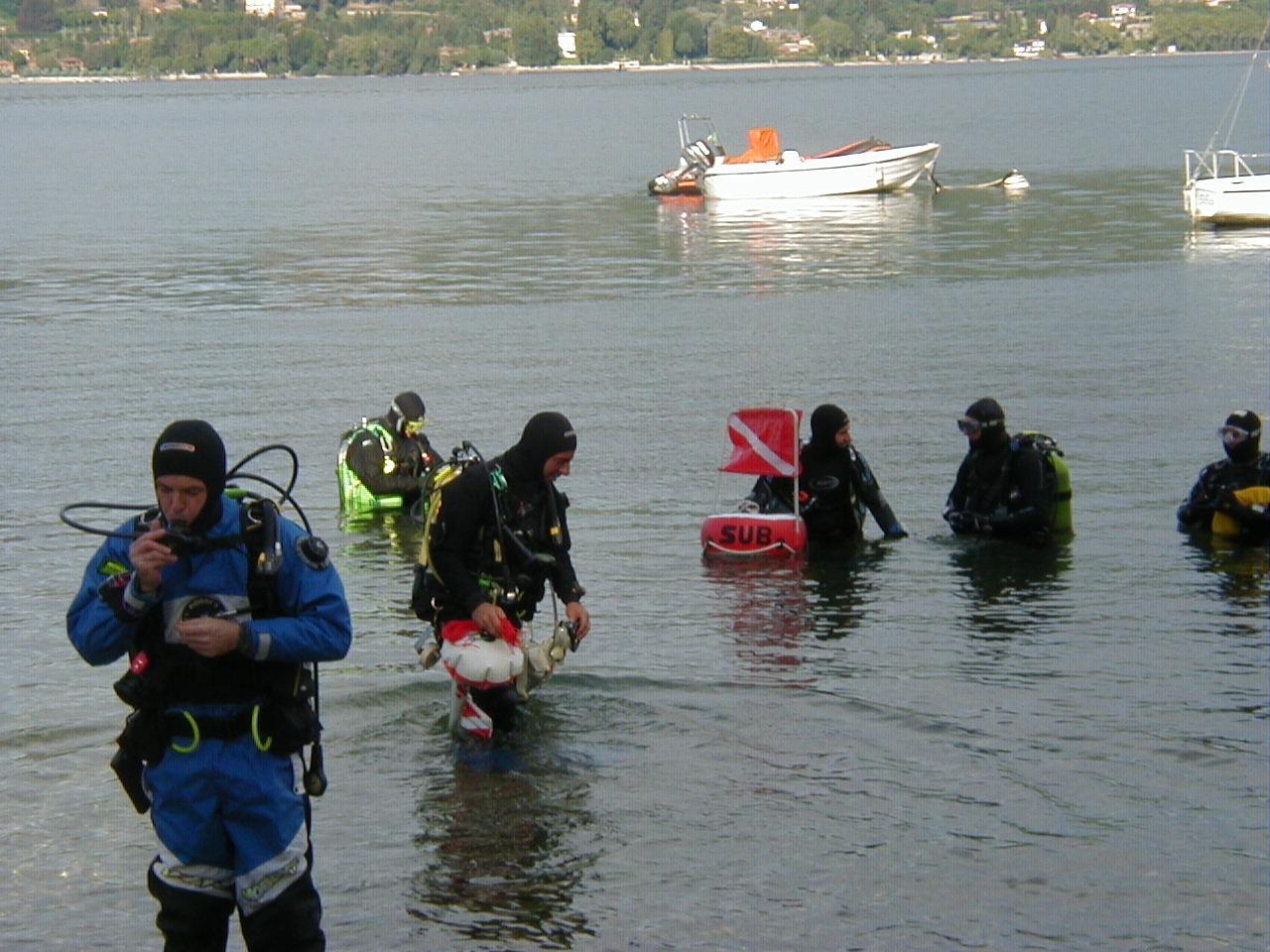 I sub stanno entrando in acqua. In primo piano Davide e Simone con il pallone. Più in là Fabio, Andrea, Mauro e Fabietto.