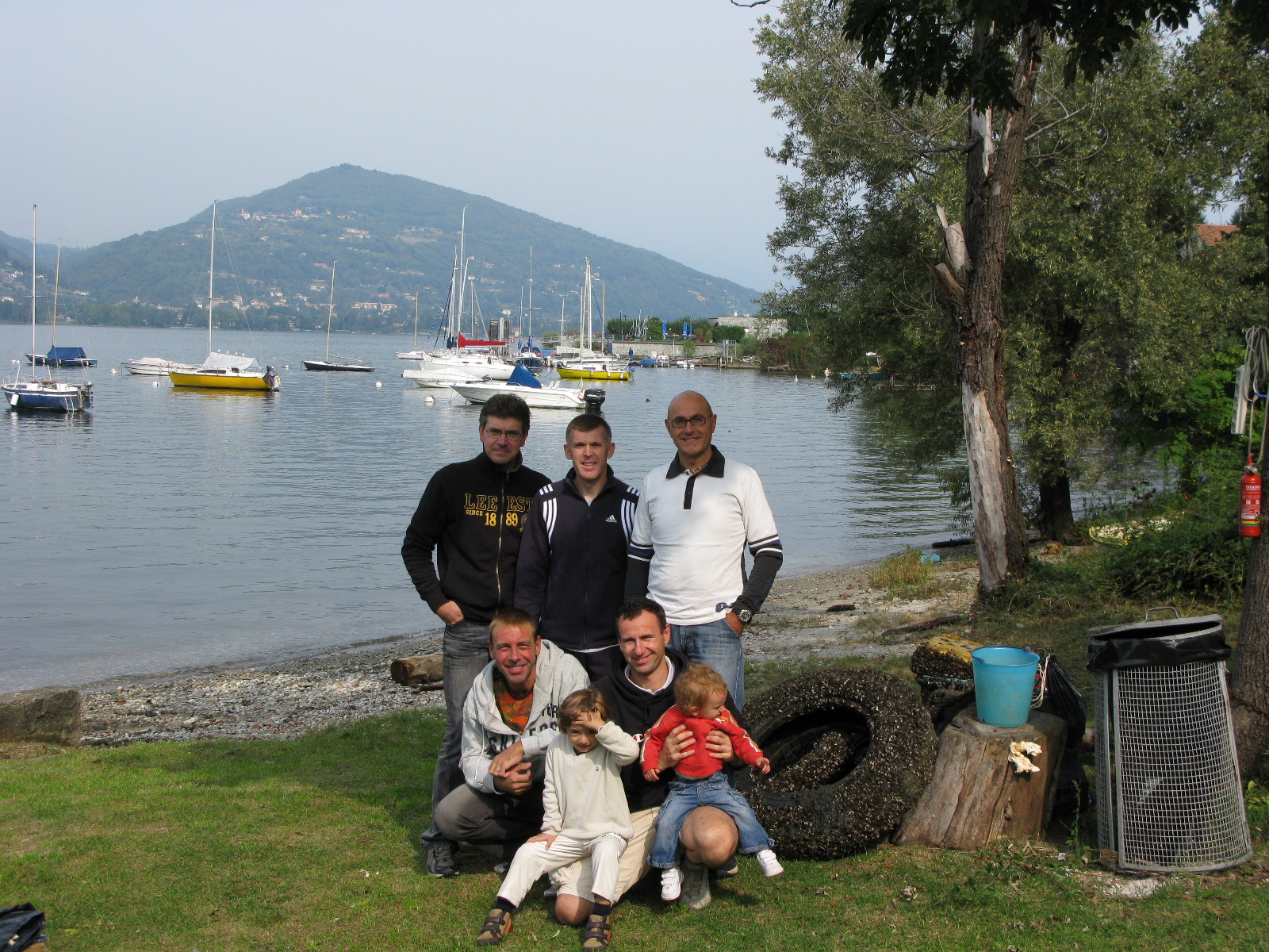 domenica, 21 settembre 2008, beach cleaning. Dall'alto a sinistra: Massimiliano, Davide, Mauro, Siimone, Andrea e i piccoli Elia ed Anita