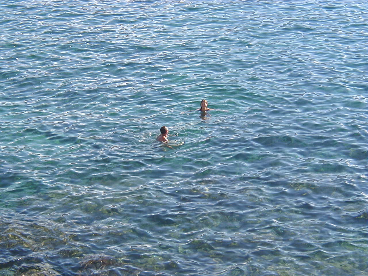 immersione del 13 novembre 2004! Nella foto Claudio del diving e una bella sirena fanno il bagno. A breve li seguiranno anche Andrea e Simone: che giornata!